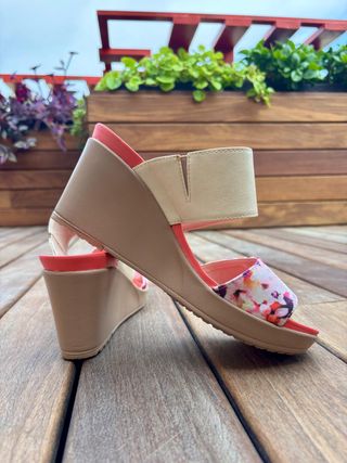 Sandalias Cuña Crocs Leigh Doble Correa Floral