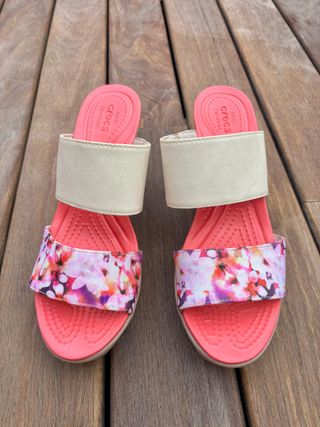 Sandalias Cuña Crocs Leigh Doble Correa Floral