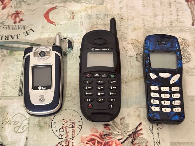 Lotto 3 cellulari vintage LG Motorola