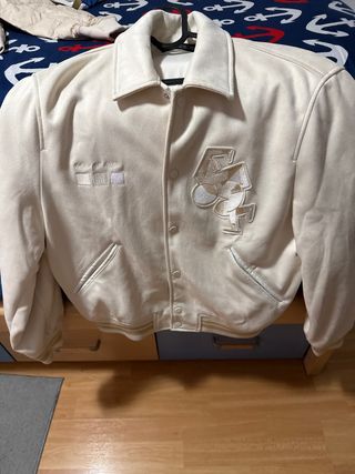 Cazadora chico beige y blanca