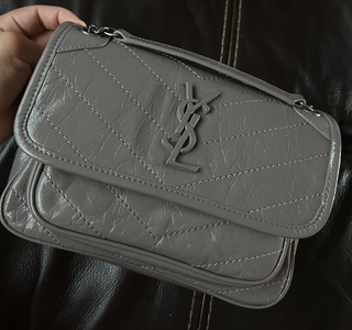 Bolso YSL Niki bandolera gris