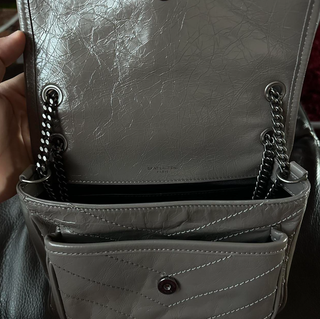 Bolso YSL Niki bandolera gris