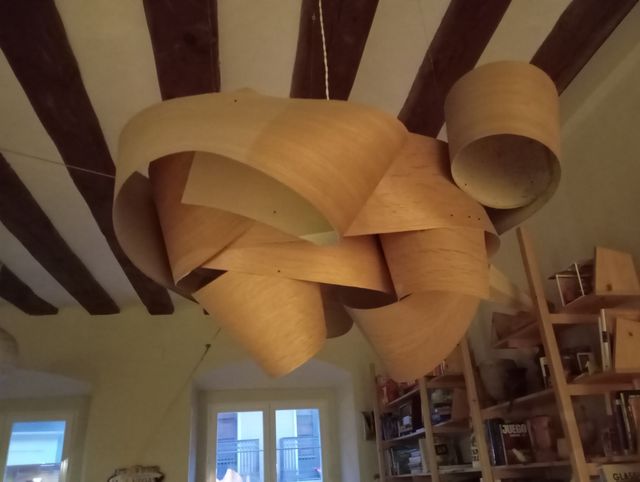 Lámpara artesanal diseño madera y papel