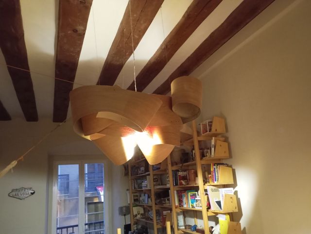 Lámpara artesanal diseño madera y papel