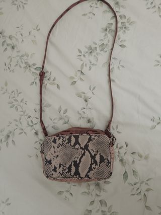 Bolso estampado serpiente rosa
Mango