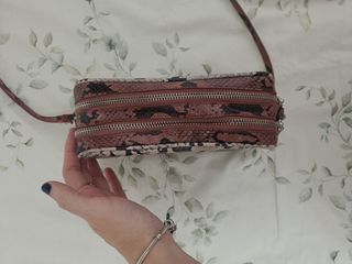 Bolso estampado serpiente rosa
Mango