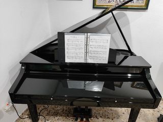 Piano de cola electrónico negro