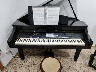 Piano de cola electrónico negro