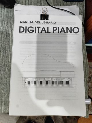 Piano de cola electrónico negro