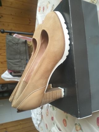 Zapatos tacón beige ante