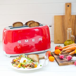 Tostadora Smeg 2x4 Roja TSF02RDEU