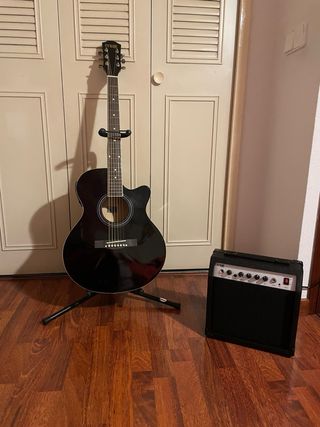 Guitarra Electroacústica con amplificador