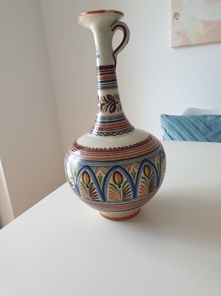 Jarrón de cerámica artesanal pintado a mano