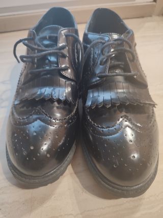 Zapatos negros con cordones y flecos