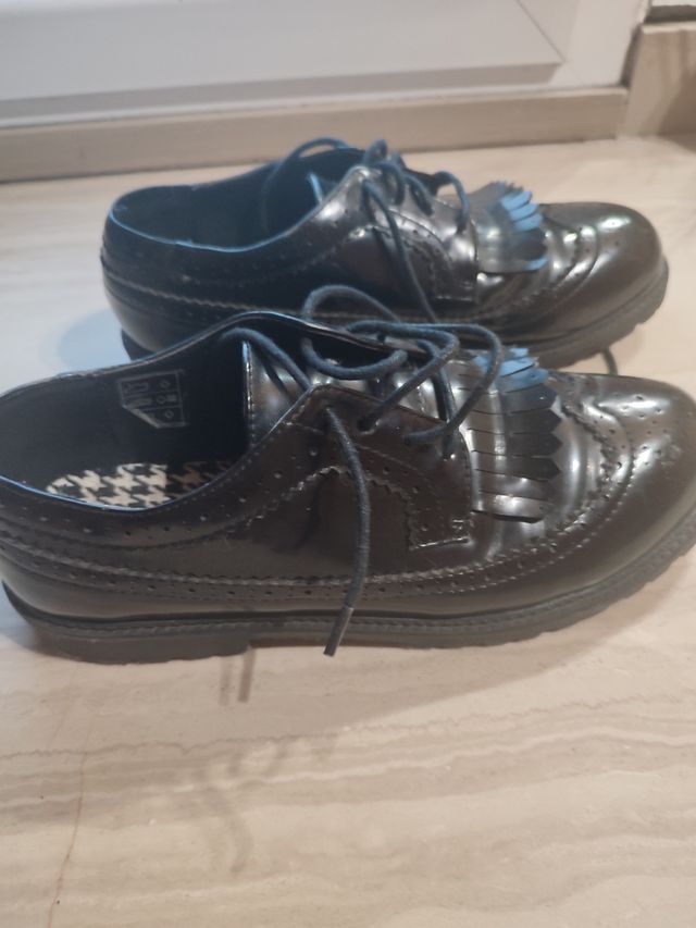 Zapatos negros con cordones y flecos