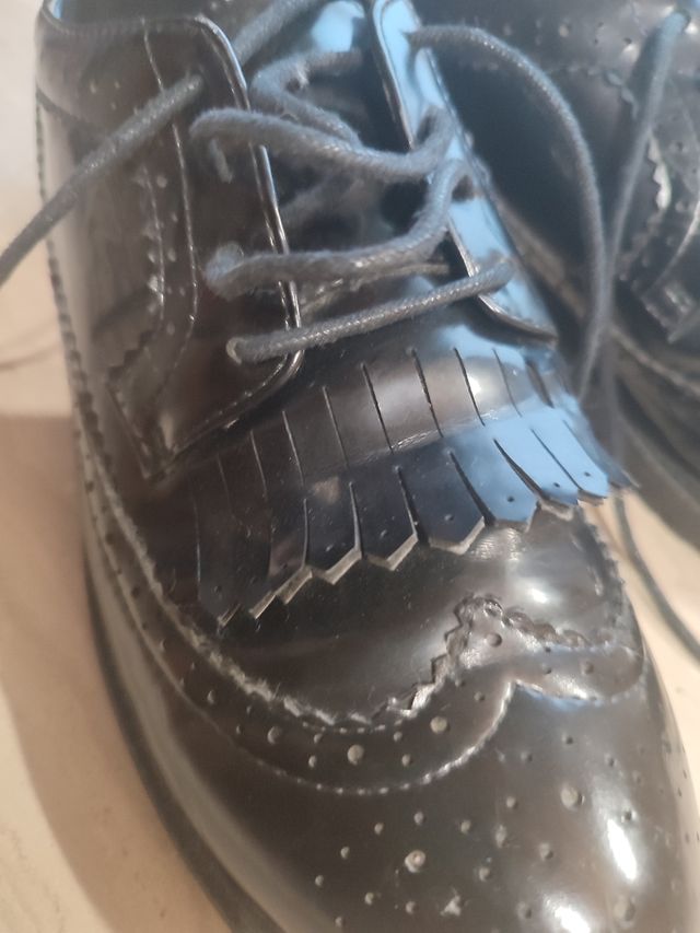 Zapatos negros con cordones y flecos