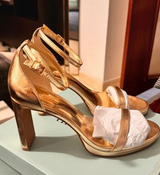 Tacones dorados 9 cm de tacon

Nuevas a estrenar 
