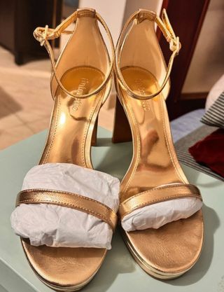 Tacones dorados 9 cm de tacon

Nuevas a estrenar 