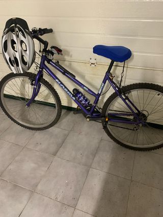 Bicicleta de adulto azul lleva pequeño inflador 