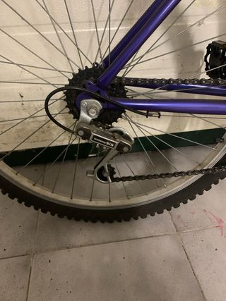 Bicicleta de adulto azul lleva pequeño inflador 
