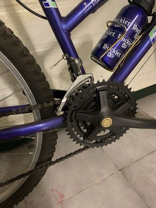 Bicicleta de adulto azul lleva pequeño inflador 