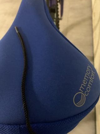 Bicicleta de adulto azul lleva pequeño inflador 