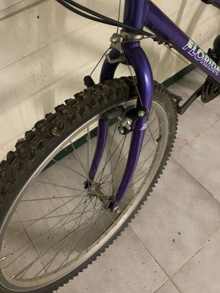 Bicicleta de adulto azul lleva pequeño inflador 