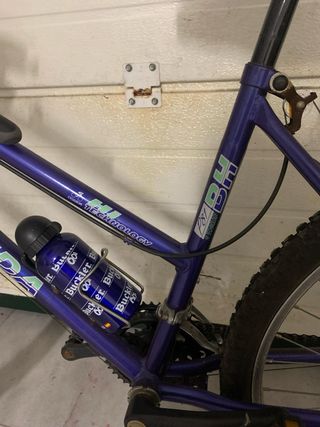 Bicicleta de adulto azul lleva pequeño inflador 