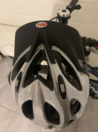 Bicicleta de adulto azul lleva pequeño inflador 