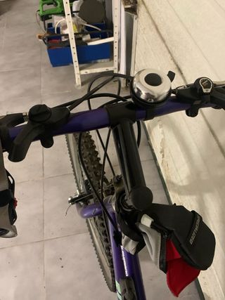 Bicicleta de adulto azul lleva pequeño inflador 
