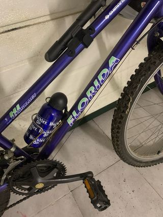 Bicicleta de adulto azul lleva pequeño inflador 