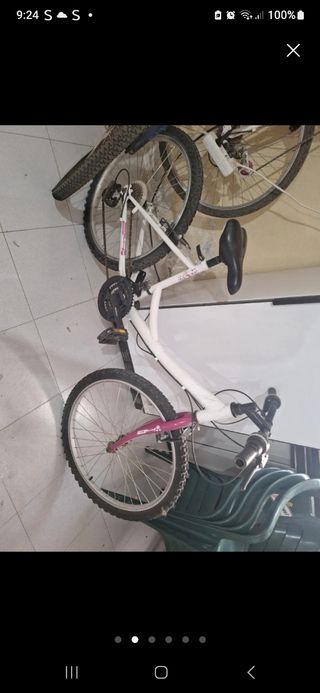 Bicicleta blanca con ruedas todoterreno