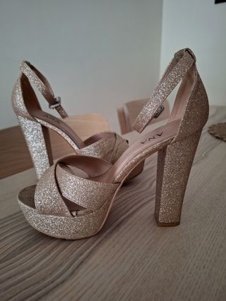 Sandalias tacón doradas brillantes