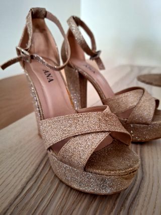 Sandalias tacón doradas brillantes