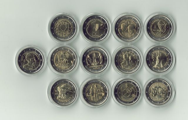 Lote de 13 moedas não circuladas de 2 euros Itália