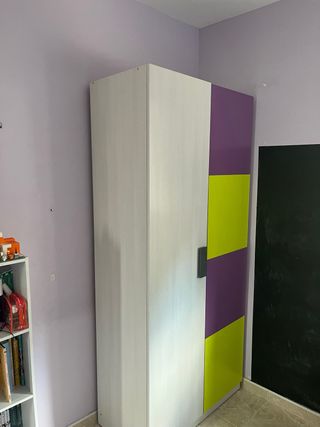 Armario infantil con puertas de colores