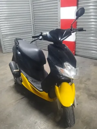 Yamaha Jog RR Negra y Amarilla