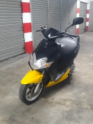 Yamaha Jog RR Negra y Amarilla
