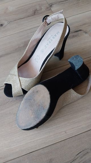 Zapatos de tacón dorados y negros.  Usado 1 vez
