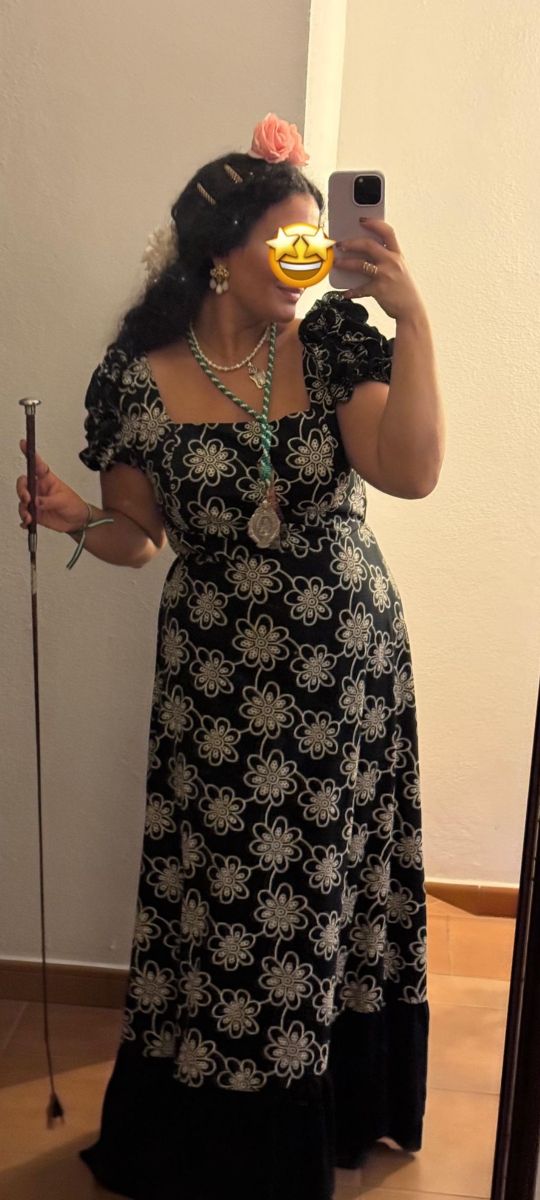 Bata Rociera Negra con perforado beig.