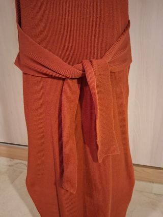 Vestido color teja, cortes laterales.