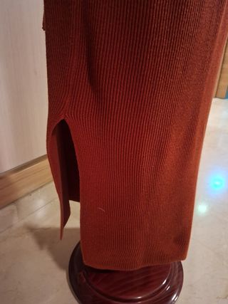 Vestido color teja, cortes laterales.