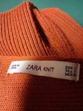 Vestido color teja, cortes laterales.