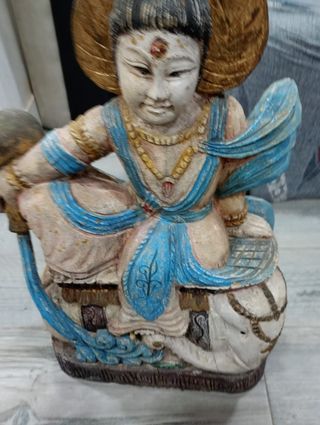 Figura de madera tallada a mano
