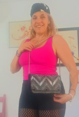 Bolso de mano plateado y negro