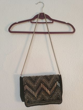 Bolso de mano plateado y negro