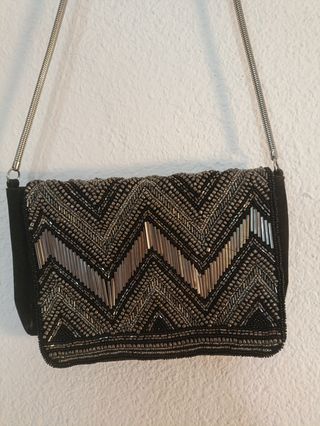 Bolso de mano plateado y negro