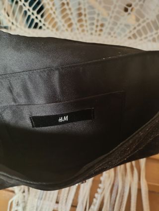 Bolso de mano plateado y negro