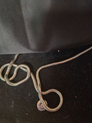 Bolso de mano plateado y negro