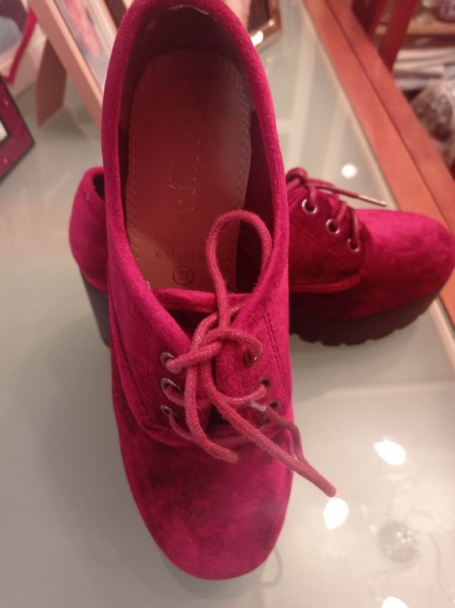 Zapatos de cordone color Burdeos.